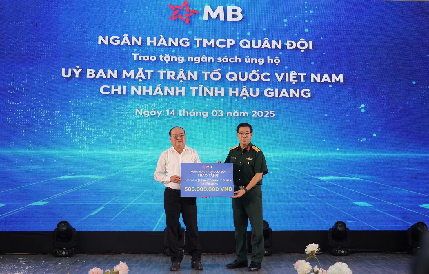 Nhân dịp khai trương chi nhánh, MB trao tăng ngân sách ủng hộ Ủy ban Mặt trận Tổ quốc Việt Nam chi nhánh Hậu Giang 500 triệu đồng.