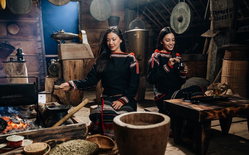 Hoa hậu Tiểu Vy cùng Á hậu Kim Duyên trải nghiệm văn hóa cà phê bản địa Tây Nguyên tại thủ phủ cà phê Buôn Ma Thuột – Điểm đến của cà phê thế giới