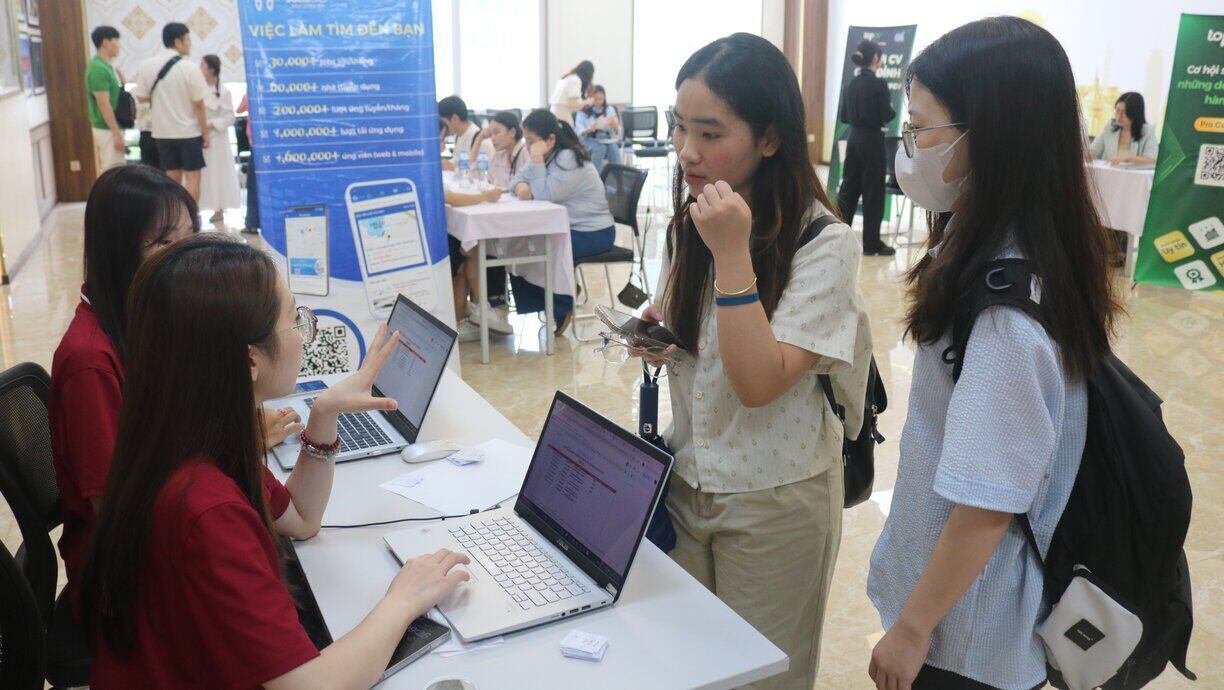 Sinh viên tìm hiểu thông tin tại DAV Career Day 2025. Ảnh: DAV