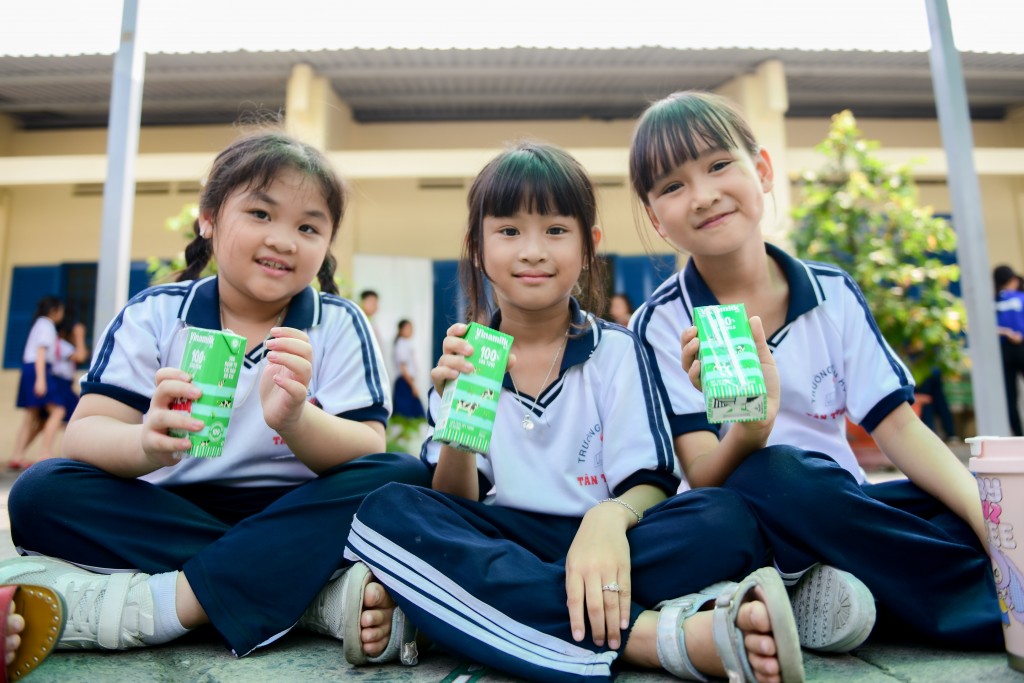 Ảnh 3A hoặc 3B hoặc 3C: Nụ cười đáng yêu của các em học sinh “vùng đất thép” trong ngày Quỹ sữa đến thăm (Ảnh: Nam Anh).