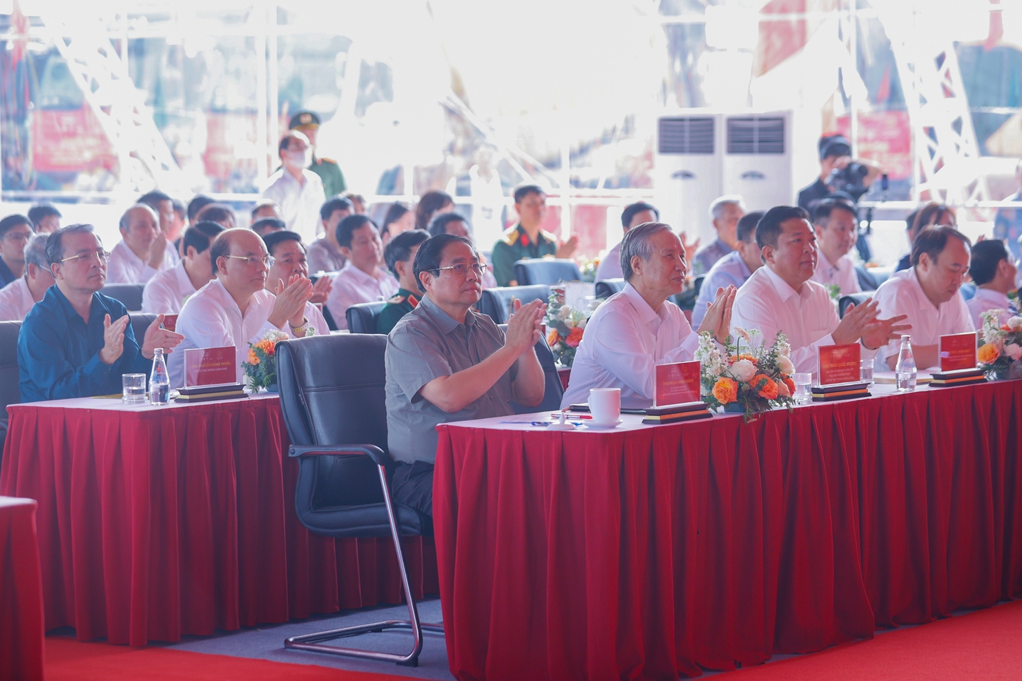 Thủ tướng Phạm Minh Chính và các đại biểu dự lễ khởi công tuyến cao tốc huyết mạch qua Thái Bình, Nam Định. Ảnh: VGP/Nhật Bắc