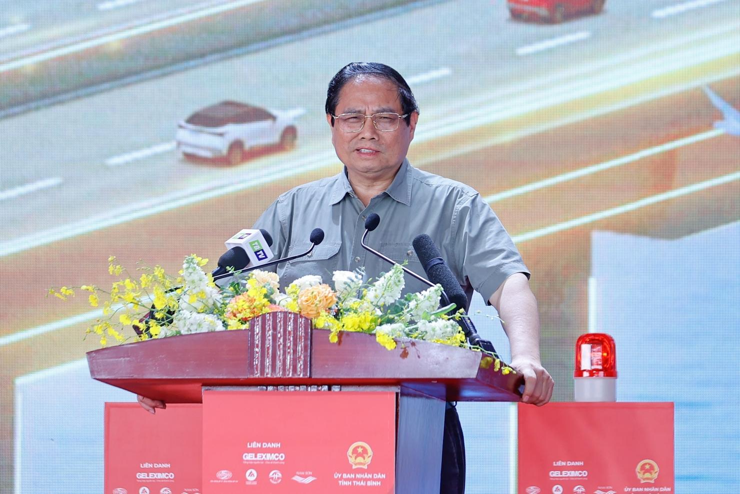 Thủ tướng Phạm Minh Chính đánh giá đây là 2 dự án quan trọng, rất ý nghĩa với tỉnh Thái Bình và vùng. Ảnh: VGP/Nhật Bắc