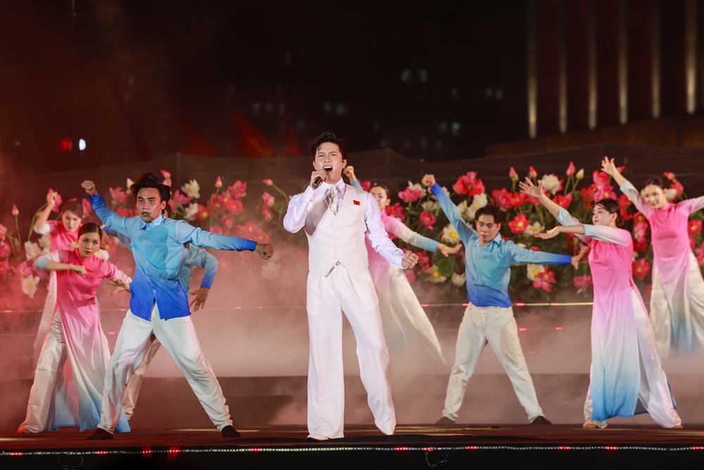 Anh Tú sáng tác ca khúc “Người là Hồ Chí Minh” và thể hiện tại chương trình. Ảnh: Hải Nguyễn