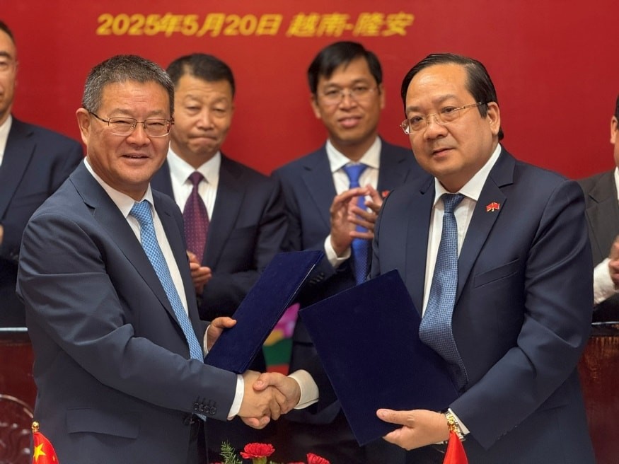 Ông Nguyễn Minh Lâm (phải) và ông Liu Tao (trái) trong Lễ ký kết Ý định thư về hợp tác hữu nghị giữa 2 tỉnh trên các lĩnh vực kinh tế - xã hội. Ông Nguyễn Minh Lâm (phải) và ông Liu Tao (trái) trong Lễ ký kết Ý định thư về hợp tác hữu nghị giữa 2 tỉnh trên các lĩnh vực kinh tế - xã hội.