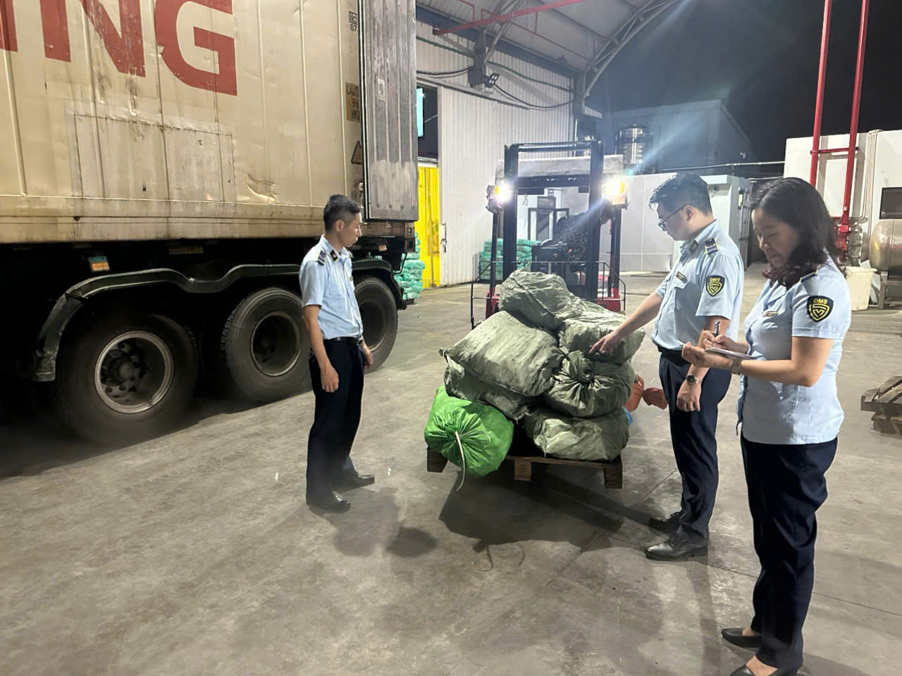 Lực lượng Quản lý thị trường Quảng Ninh kiểm tra kho chứa hàng đông lạnh tại TP. Cẩm Phả.