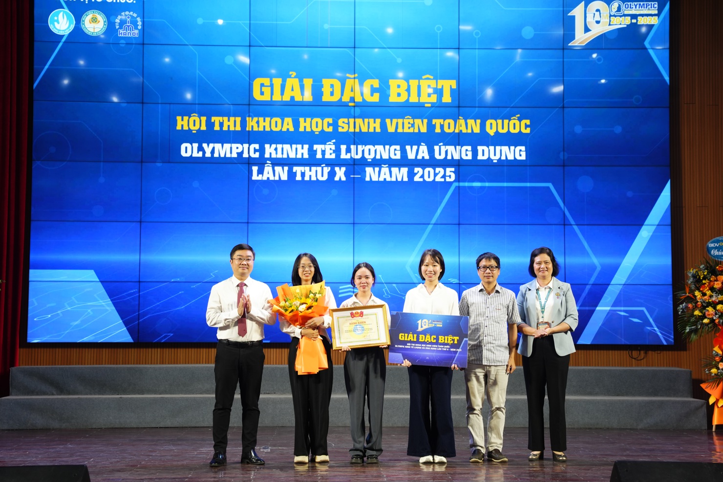 Trao giải Đặc biệt cho nhóm tác giả đến từ Trường Đại học Kinh tế  - Đại học Quốc gia Hà Nội.