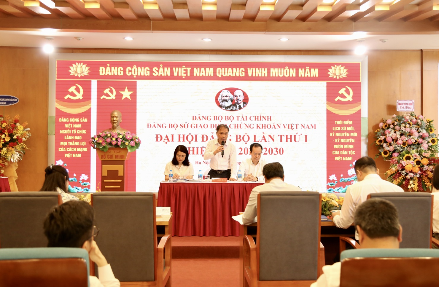 Đồng chí Lương Hải Sinh - Bí thư Đảng ủy VNX và Đoàn Chủ tịch điều hành Đại hội.