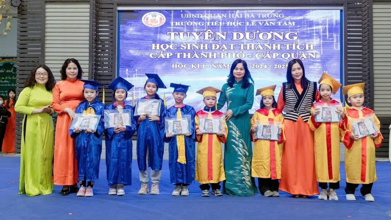 Hoàng Đăng Phúc còn là cậu học trò có thành tích xuất sắc trong học tập và phong trào thiếu nhi tại trường Tiểu học Lê Văn Tám, quận Hai Bà Trưng.