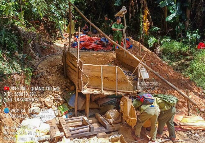 Vàng tặc ở sâu trong rừng phòng hộ, vẫn chưa rõ bao giờ phá hầm vàng trái phép