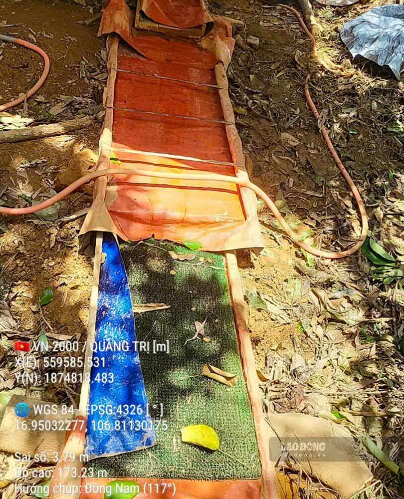 Đồ dùng của vàng tặc phục vụ cho việc đãi vàng giữa rừng. Ảnh: PV