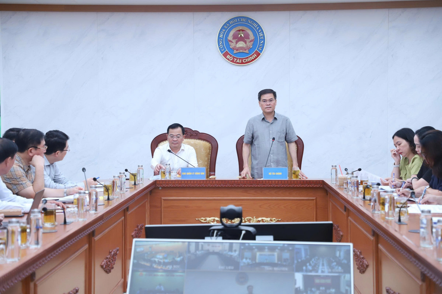 Thứ trưởng Bộ Tài chính Bùi Văn Khắng phát biểu taị Hội nghị. Ảnh Ngô Hùng.