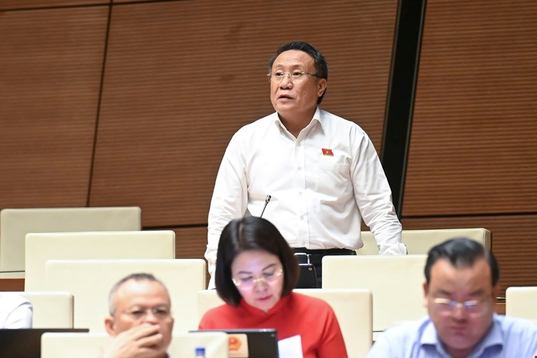 Đại biểu Quốc hội Hà Sỹ Đồng kiến nghị cần hỗ trợ hộ kinh doanh thủ tục khai thuế đến khi họ làm được, thay vì đến thời điểm chính sách có hiệu lực, chậm là phạt. Ảnh: Quochoi.vn