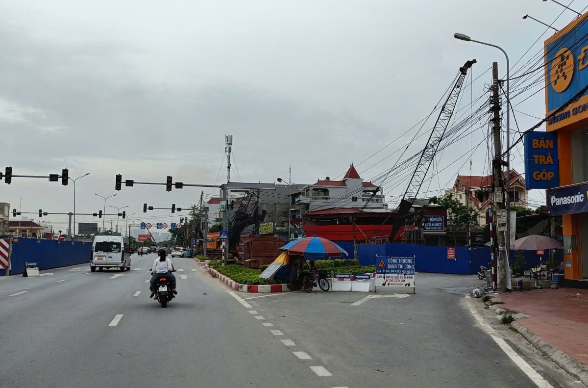 Khu vực thi công hạng mục cầu Hải Thành thuộc dự án đường vành đai 2. Ảnh: Mai Dung