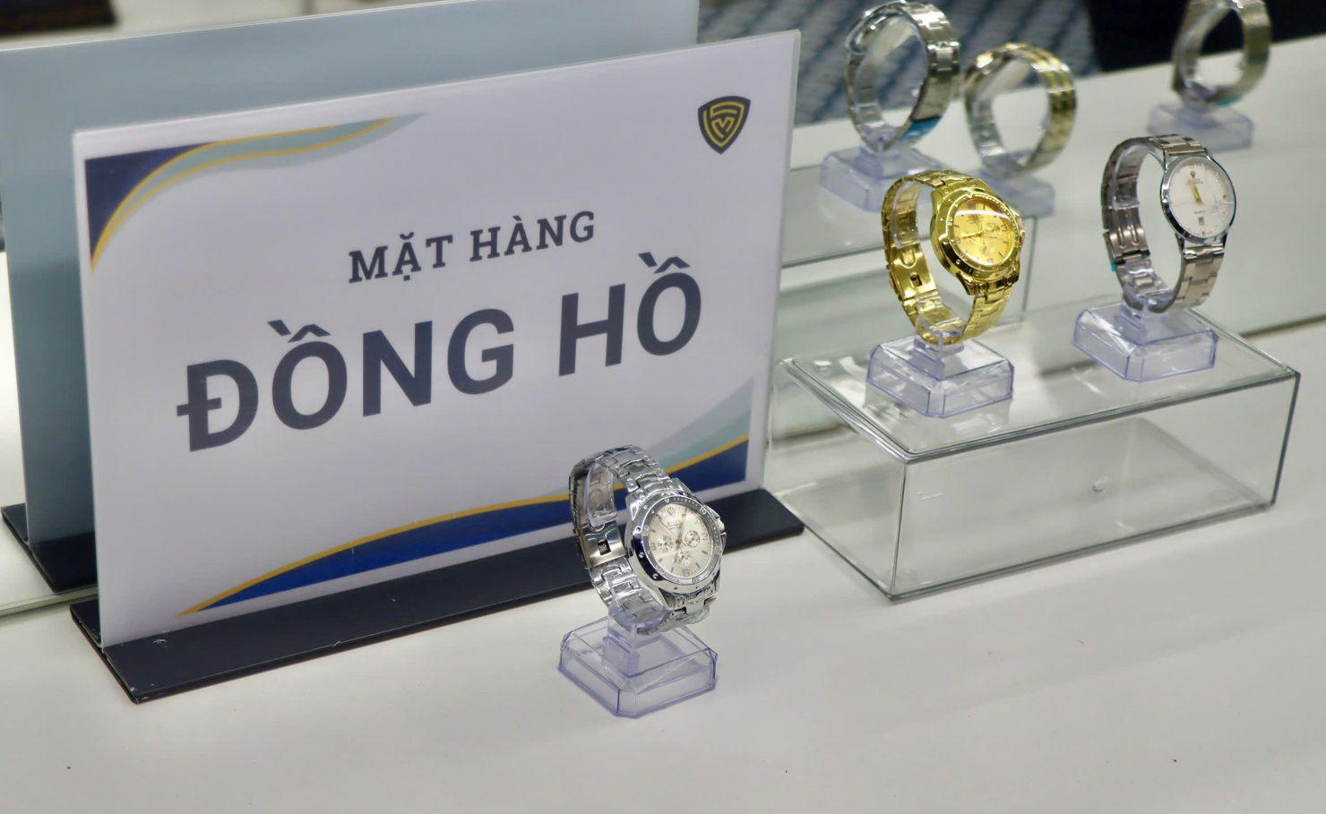 Nhiều sản phẩm làm giả gần như hoàn toàn hình thức, kiểu dáng, dấu hiệu nhận diện của các thương hiệu nổi tiếng.