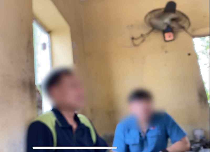 Những người bảo vệ tại trụ sở công ty Sun Vina cũ chia sẻ câu chuyện nhiều công nhân bị nợ lương, nợ BHXH. Ảnh: Thùy Linh