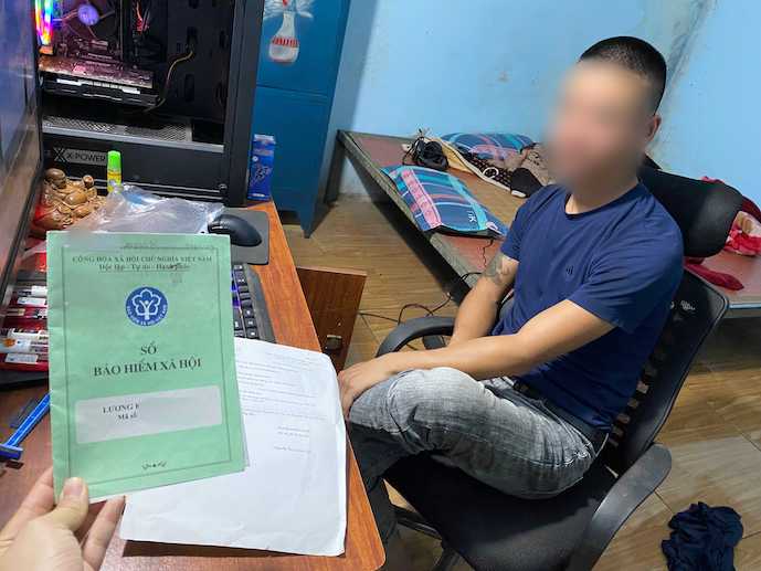Anh L.K.G không thể chốt sổ BHXH và tiếp tục đóng khi chuyển công ty mới, do vướng mắc thủ tục tại công ty cũ. Ảnh: Thùy Linh