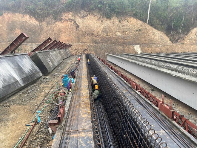 Công nhân hối hả làm việc trên các công trường xây dựng cao tốc. Ảnh: Khánh Linh