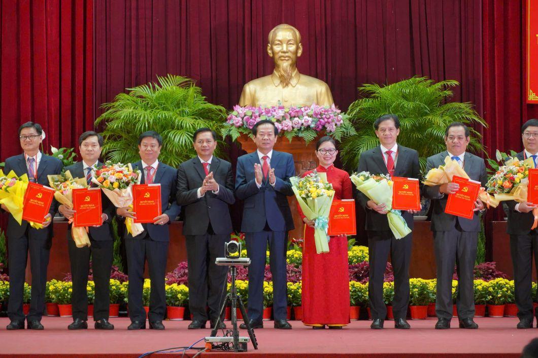Lãnh đạo Thành ủy, Chủ tịch UBND thành phố Cần Thơ trao quyết định cho Ban chấp hành Đảng bộ xã, phường mới. Ảnh: Tạ Quang