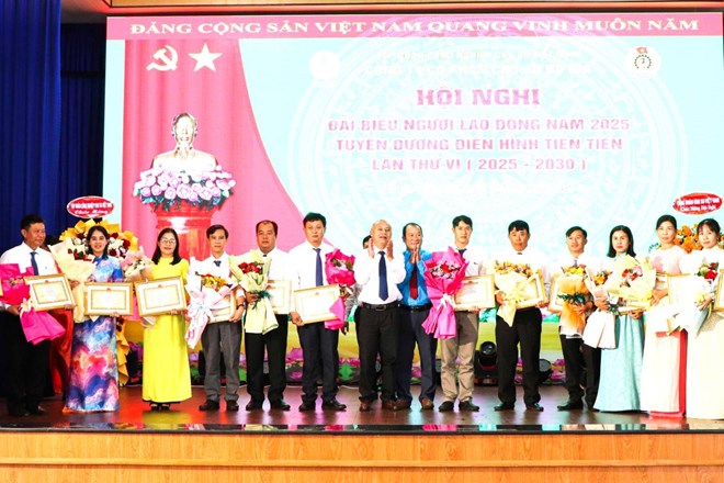 Công ty CP Cao su Bà Rịa tổ chức hội nghị người lao động, khen thưởng 87 tập thể, cá nhân
