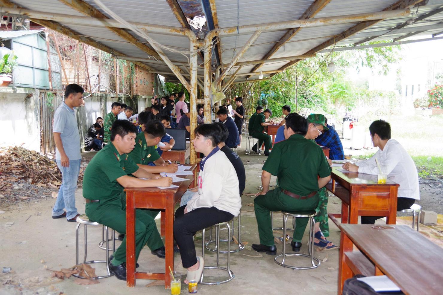 Lực lượng chức năng Tây Ninh làm việc với các trường hợp được bàn giao