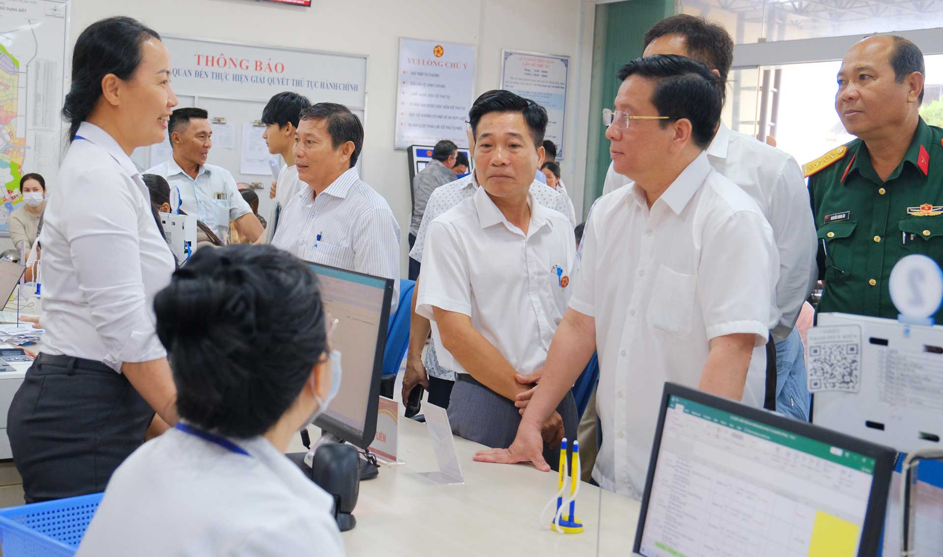 Trong 4 ngày đầu làm việc, Trung tâm Phục vụ Hành chính công Đặc khu Phú Quốc tiếp nhận mới 1.208 hồ sơ. Ảnh: Mỹ Ly