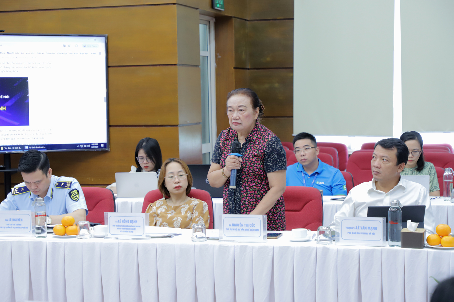 Bà Nguyễn Thị Cúc - Chủ tịch Hội Tư vấn thuế Việt Nam, Trọng tài viên Trung tâm Trọng tài quốc tế, nguyên Phó Tổng cục trưởng Tổng cục Thuế chia sẻ tại Tọa đàm.