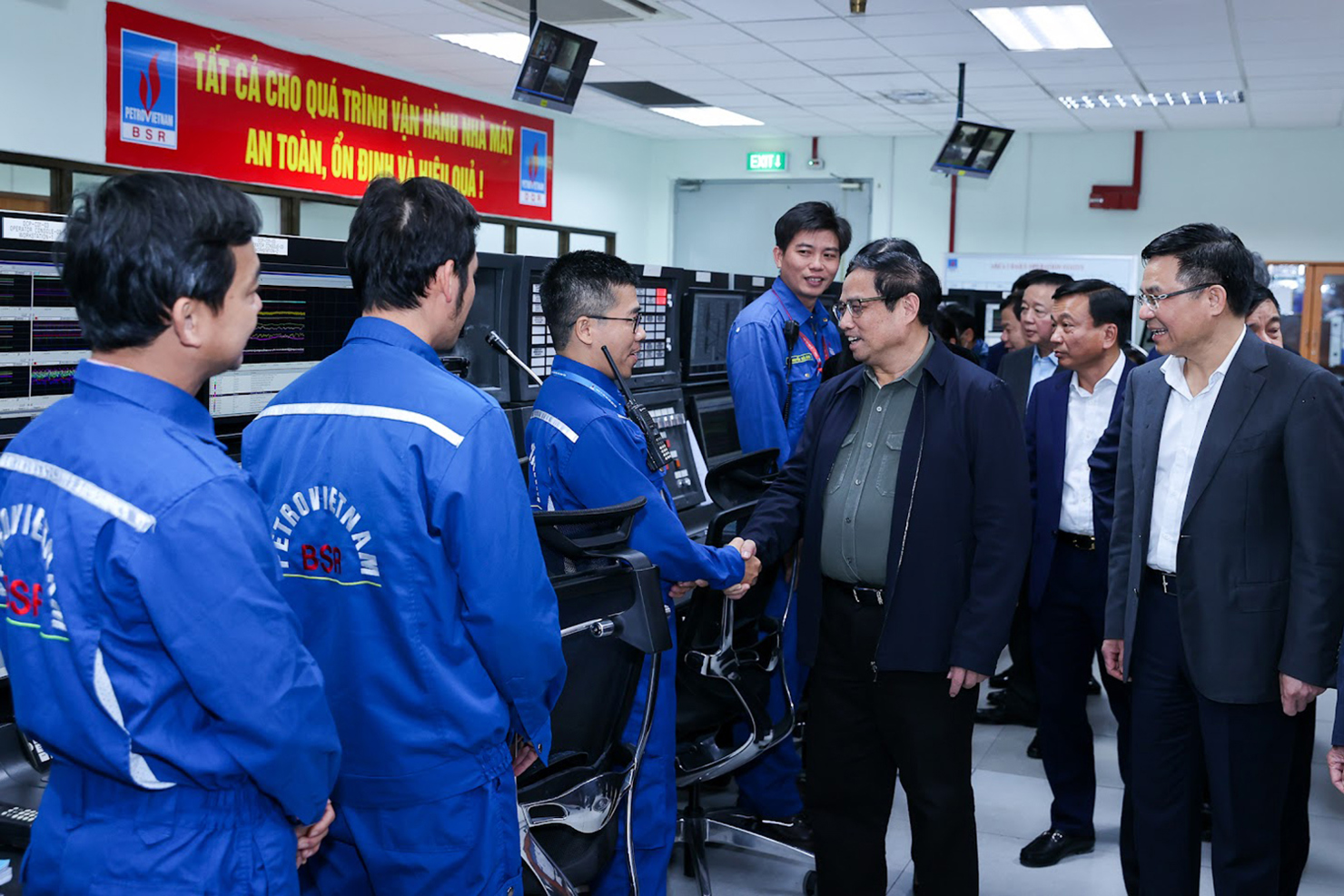 Ủy viên Bộ Chính trị, Thủ tướng Chính phủ Phạm Minh Chính động viên cán bộ, nhân viên Nhà máy lọc dầu Dung Quất. Ảnh: chinhphu.vn