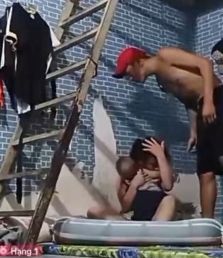 Đã bắt được đối tượng vừa đánh người phụ nữ ôm con nhỏ vừa livestream