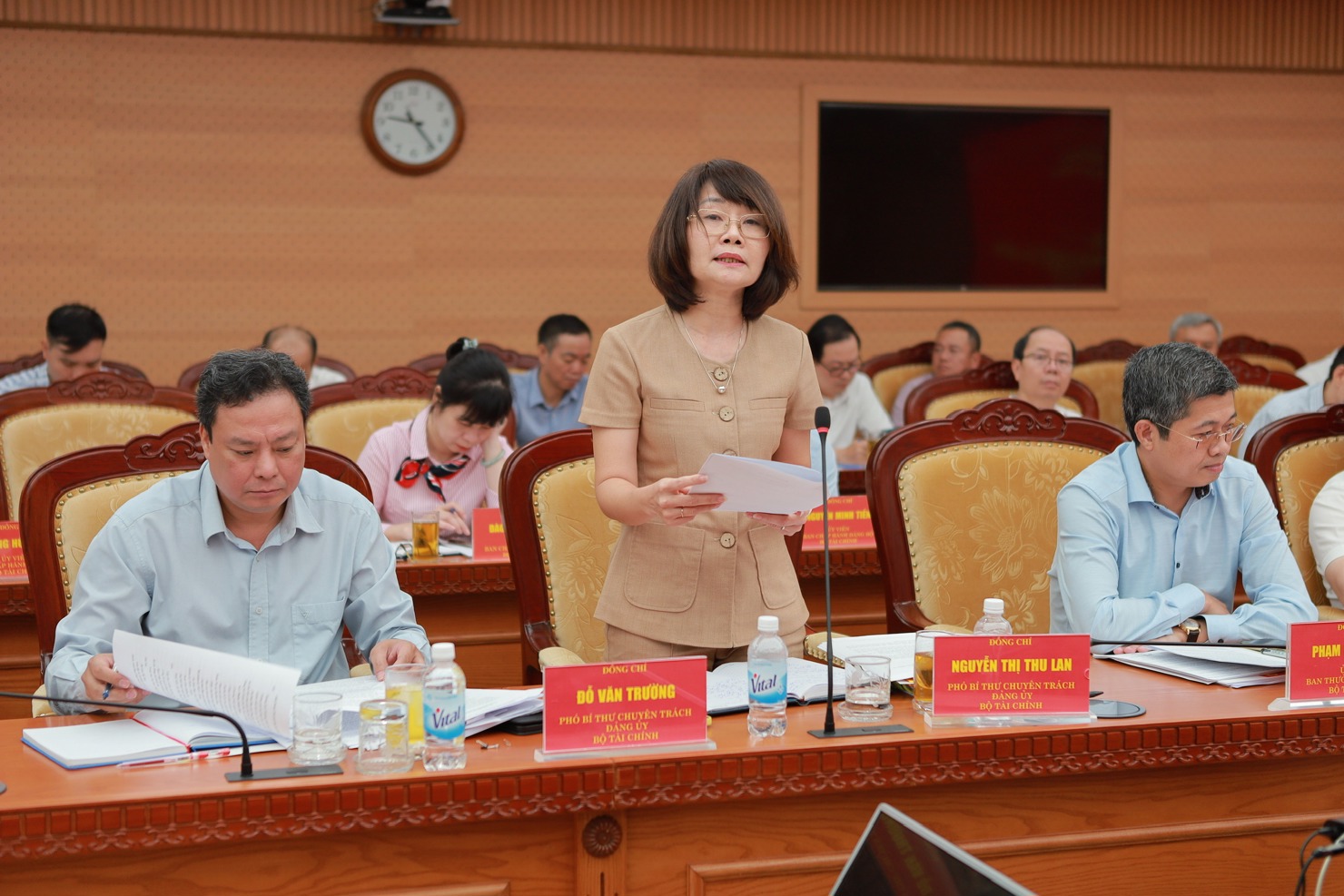 Phó Bí thư Đảng ủy Nguyễn Thị Thu Lan trình bày báo cáo tại Hội nghị.