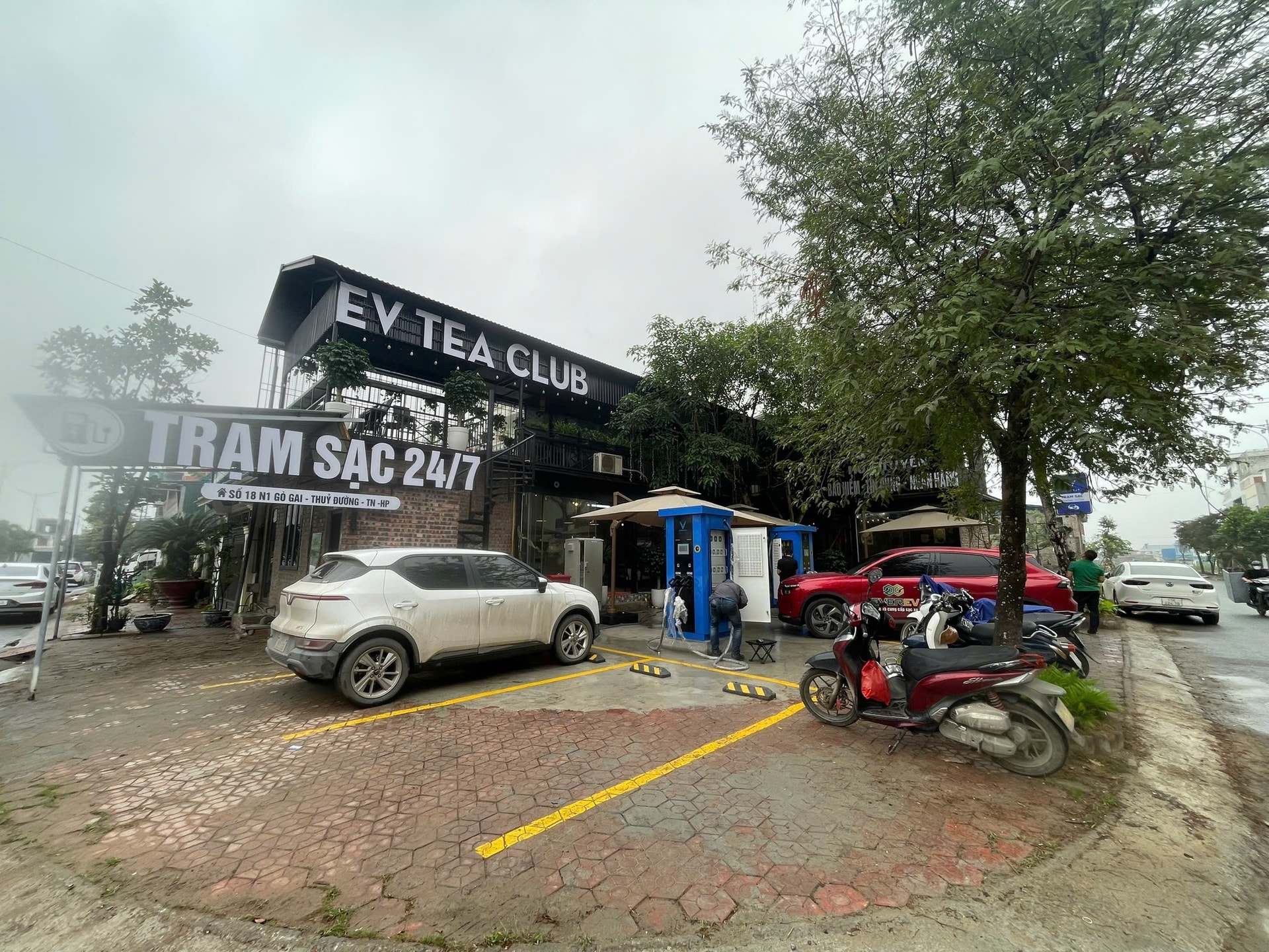 Quán cà phê kết hợp trạm sạc xe điện: Mô hình mới