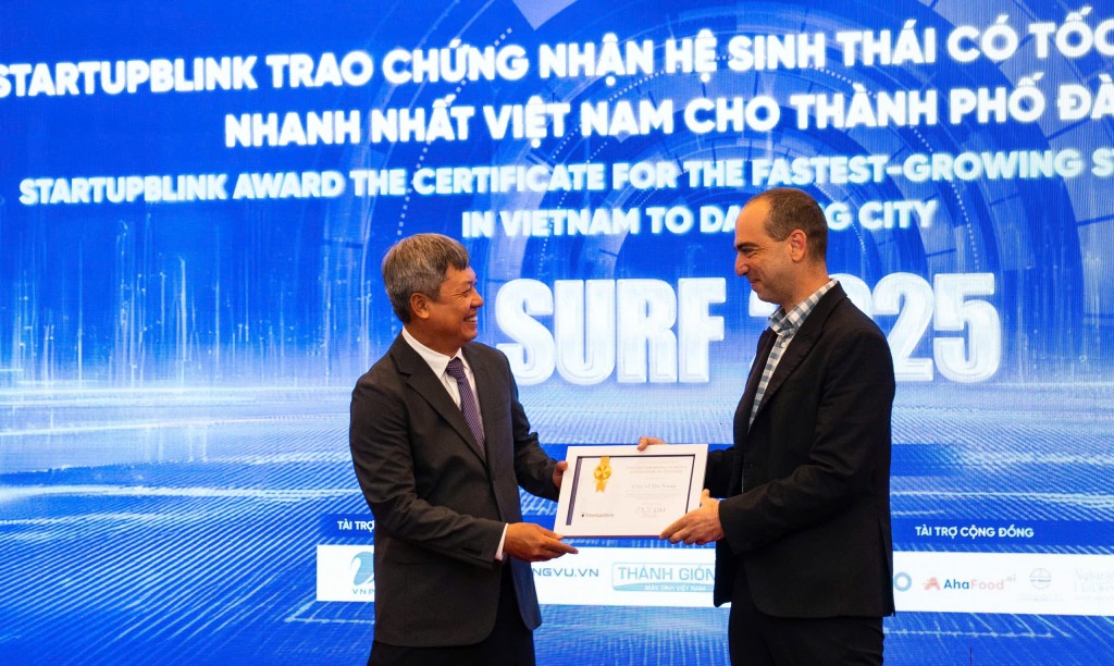 Đại diện StartupBlink đã trao chứng nhận “Hệ sinh thái tăng trưởng nhanh nhất Việt Nam” cho TP Đà Nẵng (Ảnh Út Vũ)