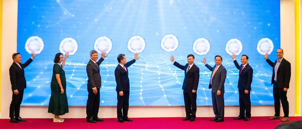Các đại biểu thực hiện nghi thức khai mạc SURF Đà Nẵng 2025 (Ảnh Út Vũ)