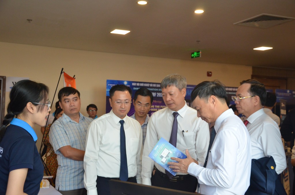 Thứ trưởng Bộ Khoa học và Công nghệ Hoàng Minh và lãnh đạo UBND TP Đà Nẵng tham quan các gian hàng đổi mới sáng tạo tại SURF 2025 (Ảnh Đ.Minh)