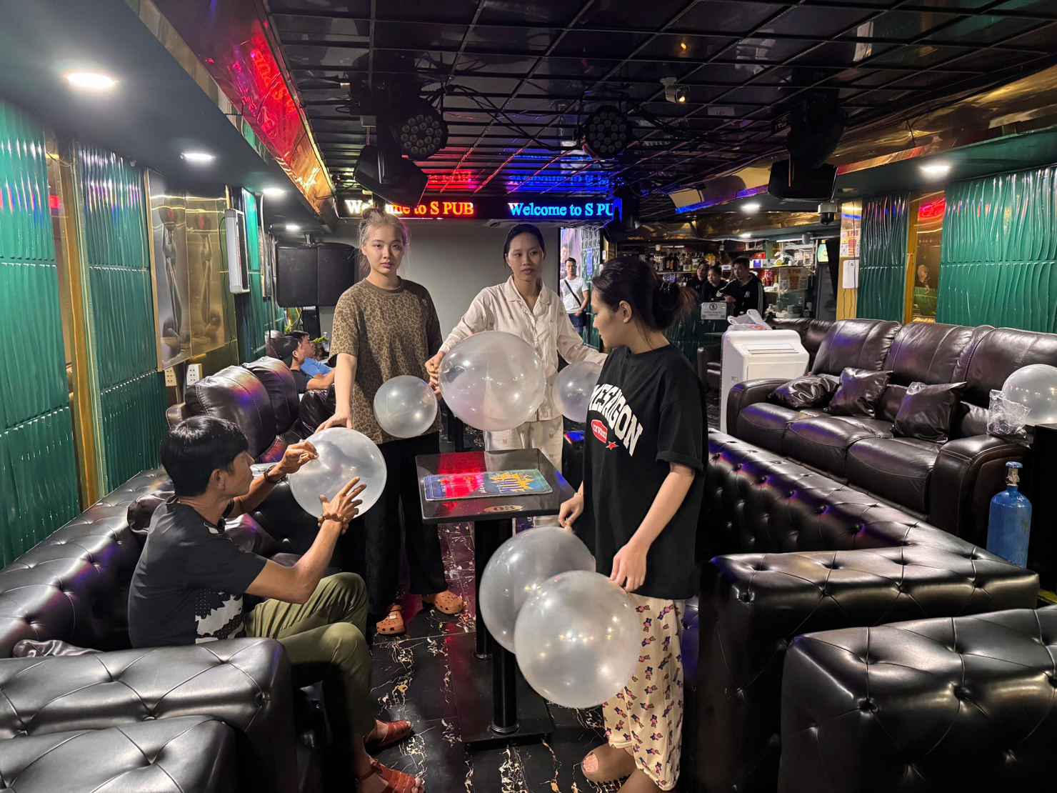 Bóng cười được kinh doanh trái phép tại quán bar