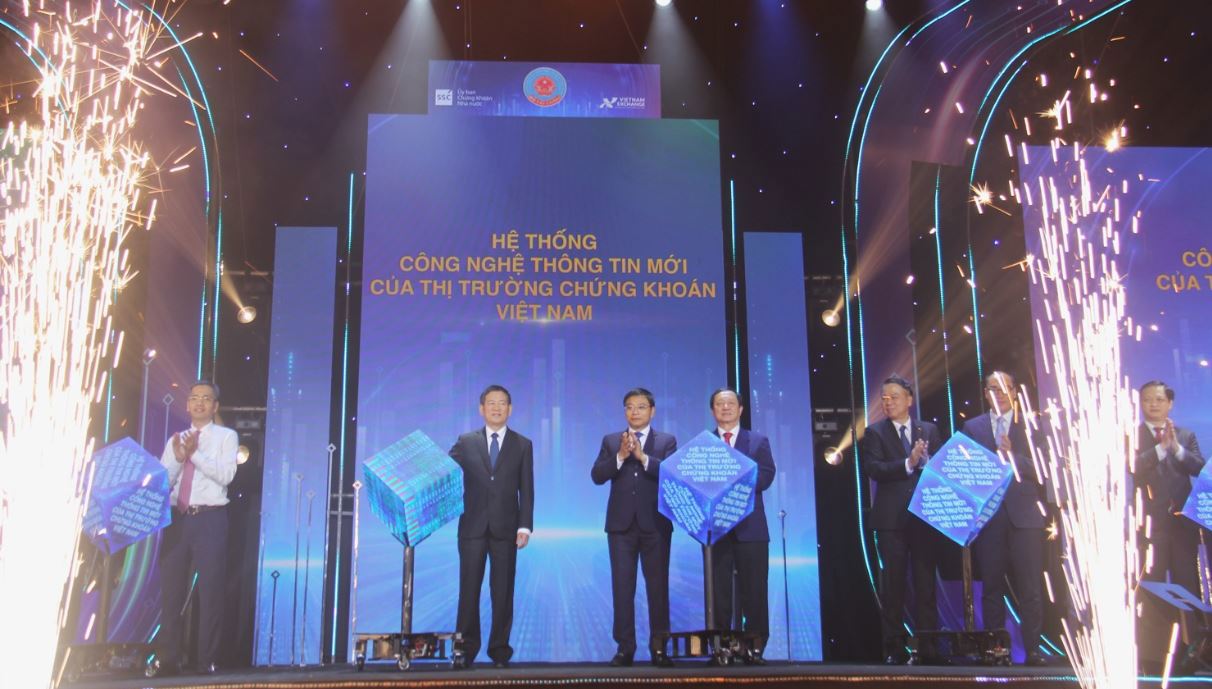 Các đại biểu thực hiện nghi thức khai trương Hệ thống công nghệ thông tin mới của thị trường chứng khoán Việt Nam.