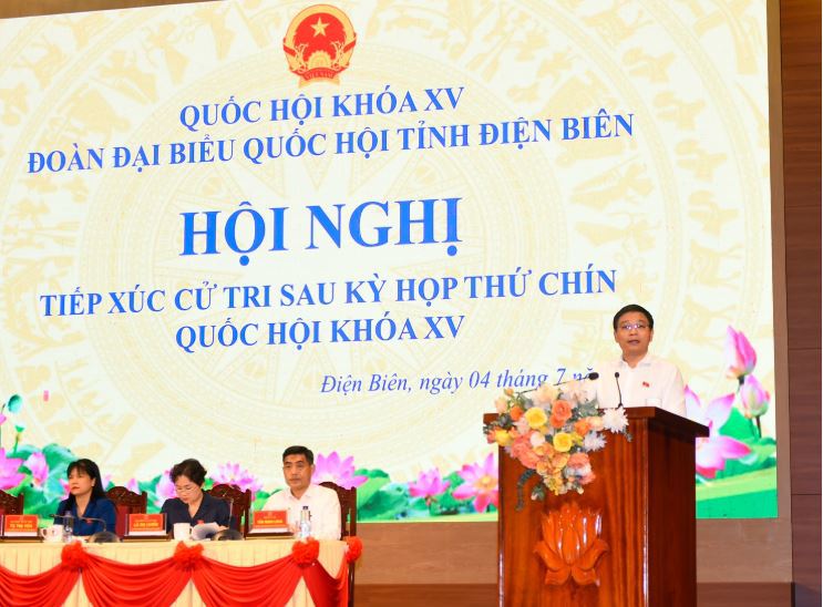 Bộ trưởng Bộ Tài chính Nguyễn Văn Thắng trả lời cử tri tại Hội nghị.
