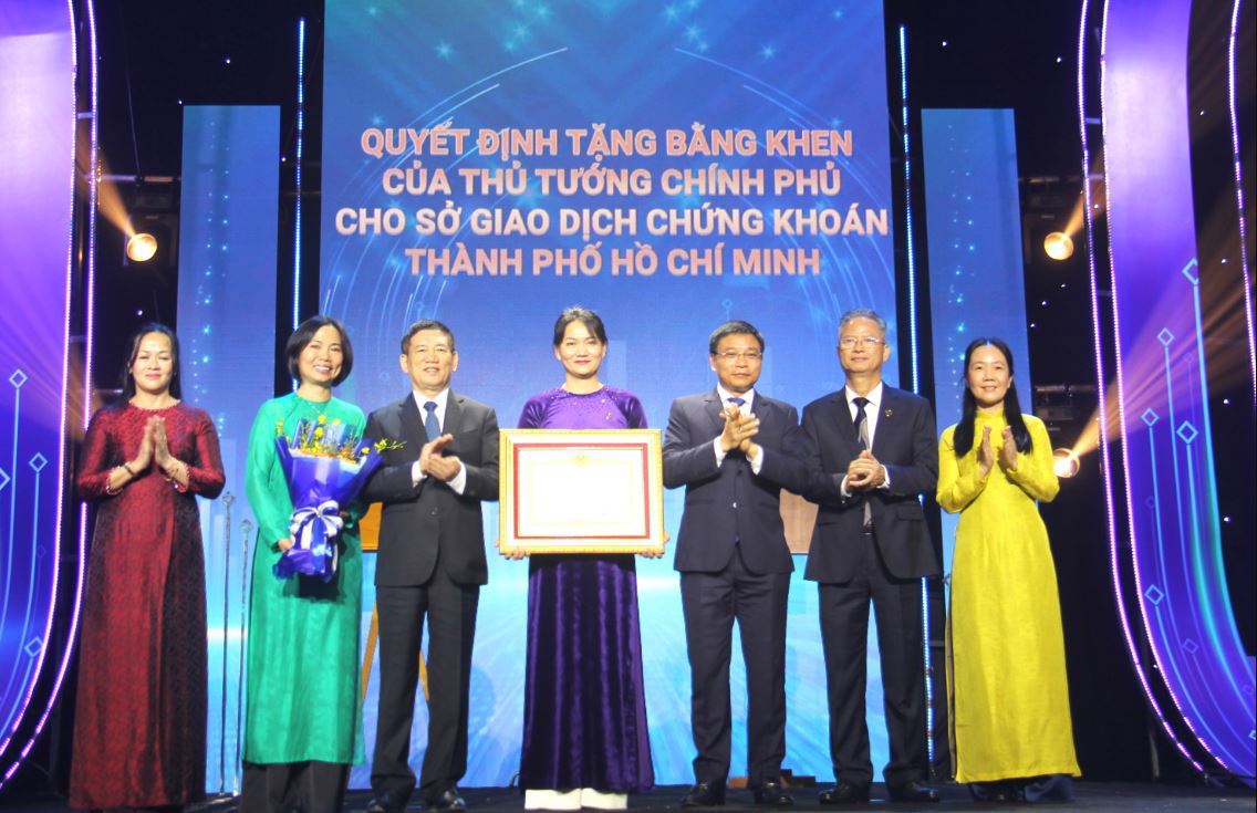 Bộ trưởng Nguyễn Văn Thắng  (thứ 3 từ phải sang) trao Bằng khen của Thủ tướng Chính phủ cho Sở Giao dịch chứng khoán TP. Hồ Chí Minh.