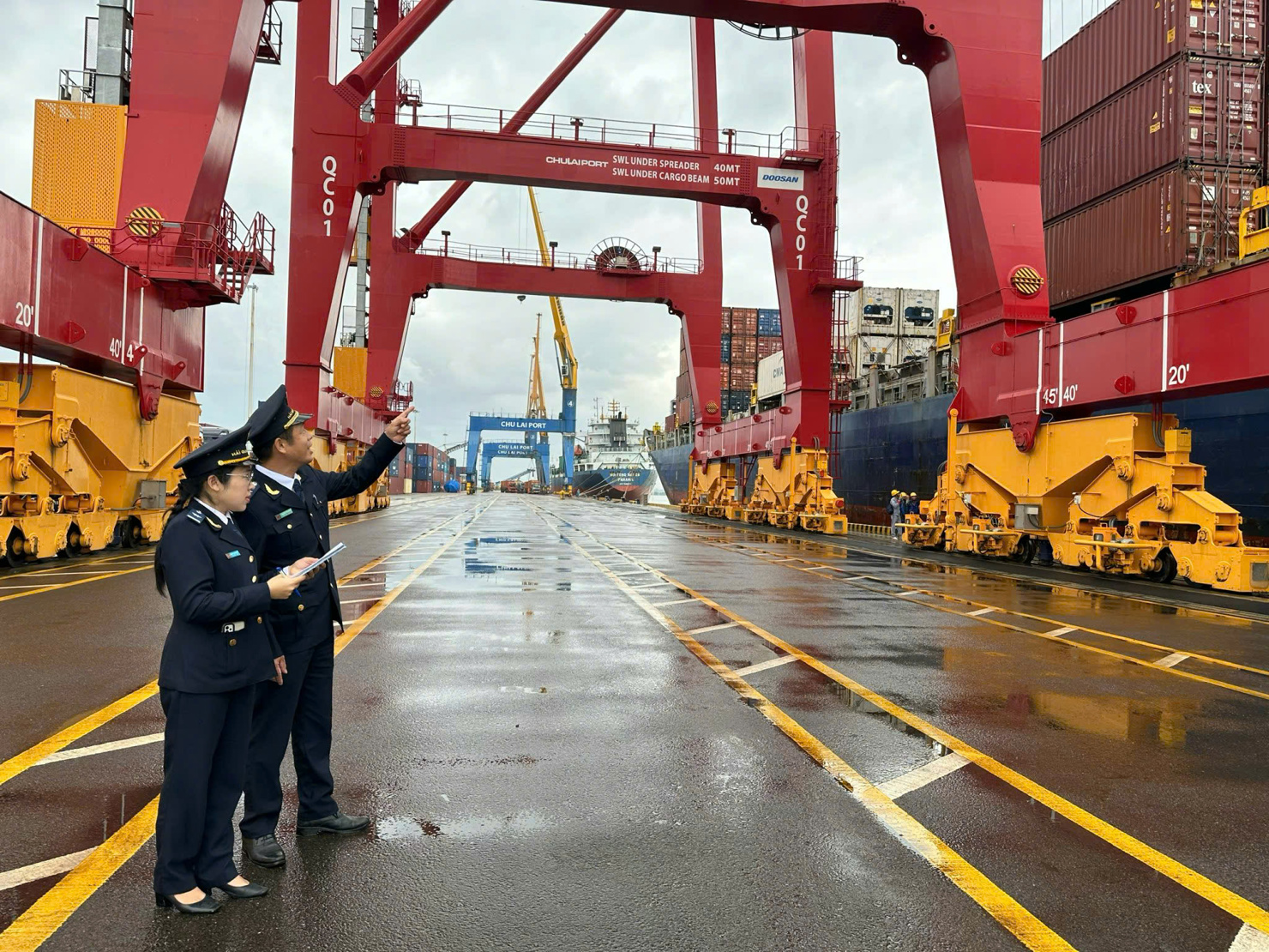 Các cảng biển đầu tư hệ thống cẩu hiện đại, sử dụng điện thay cho dầu diezen