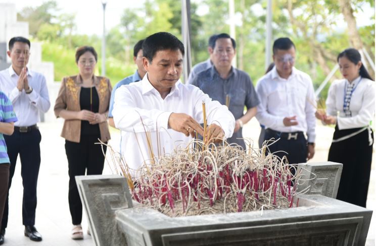 Bộ trưởng Nguyễn Văn Thắng và các thành viên trong đoàn dâng hương tại Đền thờ Liệt sĩ tại Chiến trường Điện Biên Phủ.