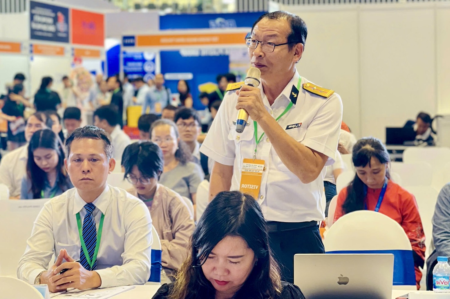 Ông Lê Kim Cương, Phó giám đốc Trung tâm dịch vụ logistics, Tổng công ty Tân Cảng Sài Gòn nêu câu hỏi tại tọa đàm. Ảnh: Nguyễn Vân