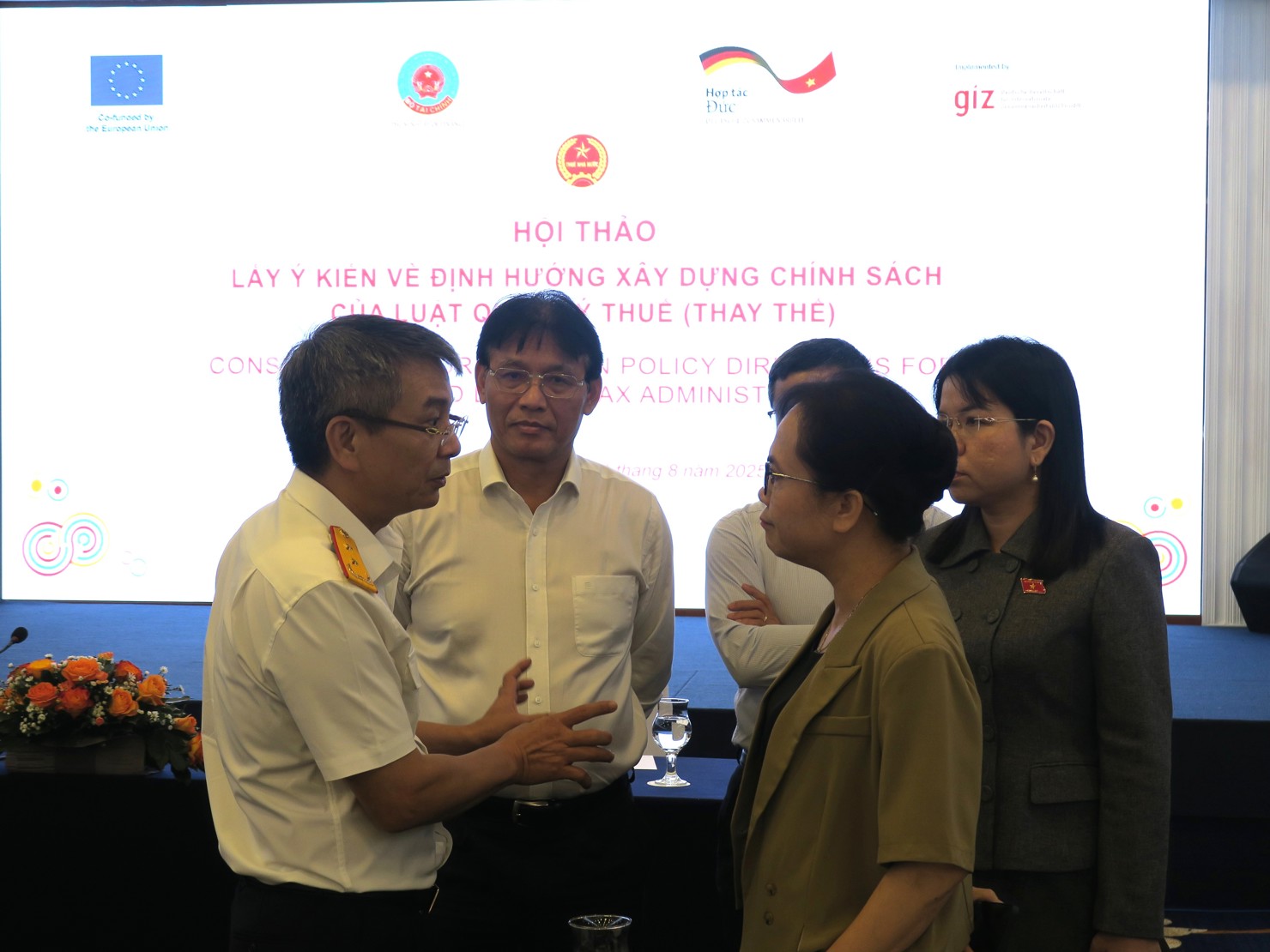 Ban Lãnh đạo Cục Thuế trao đổi trực tiếp với các đại biểu tại hội thảo. Ảnh: Đức Mỹ