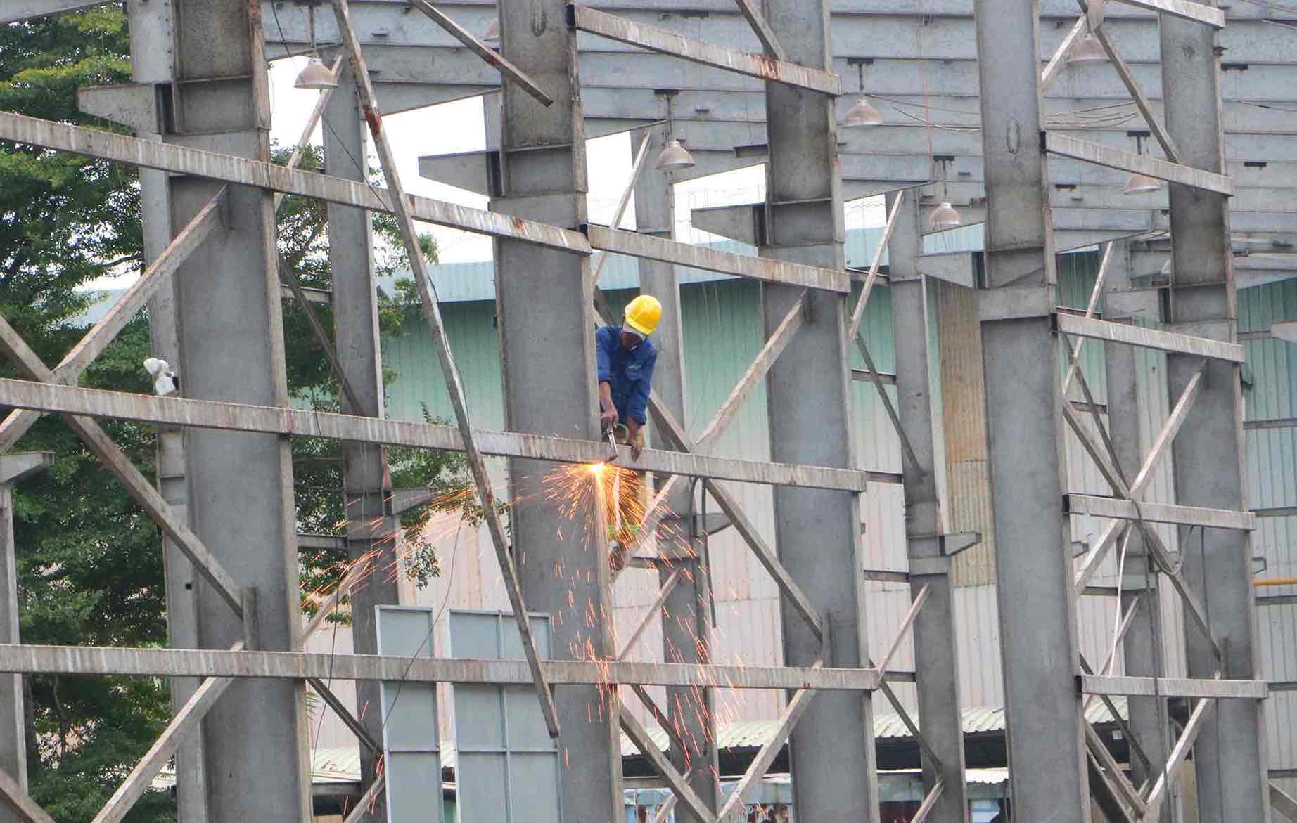Công nhân thi công tích cực để sớm trả mặt bằng.