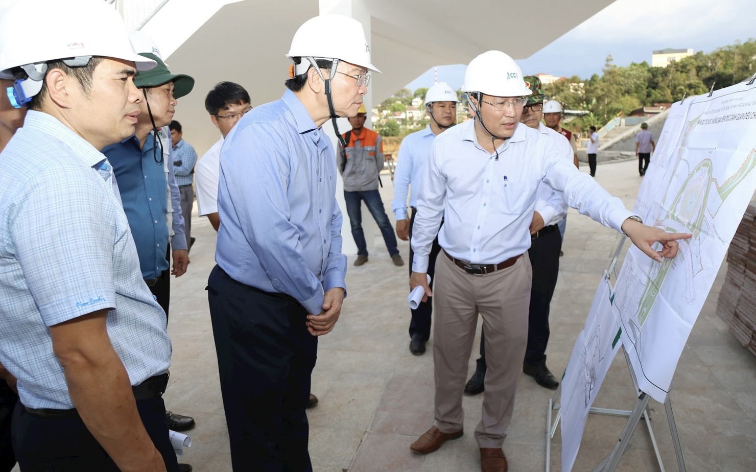 Chủ tịch UBND tỉnh Lâm Đồng Hồ Văn Mười kiểm tra tiến độ một số Dự án trên địa bàn. Ảnh: Nguyễn Lương