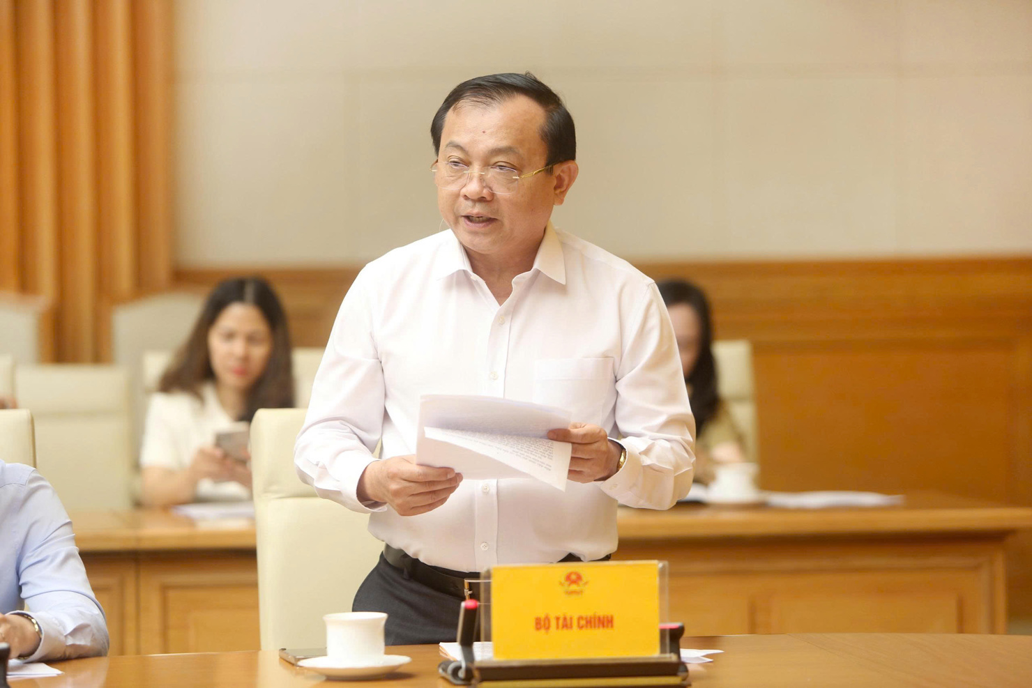 Thứ trưởng Bộ Tài chính Lê Tấn Cận báo cáo tại phiên họp. Ảnh: Khánh Huyền