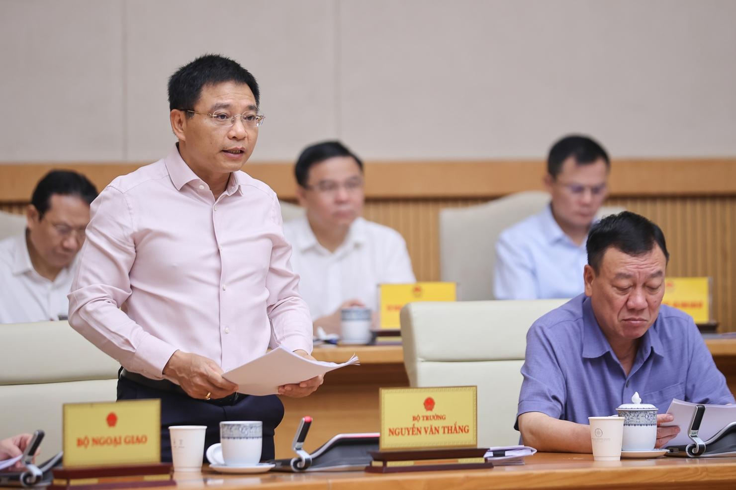 Bộ trưởng Bộ Tài chính Nguyễn Văn Thắng báo cáo tại phiên họp. Ảnh: VGP