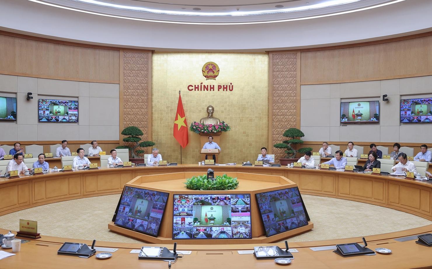 Thủ tướng Chính phủ chủ trì phiên họp thường kỳ tháng 7. Ảnh: VGP