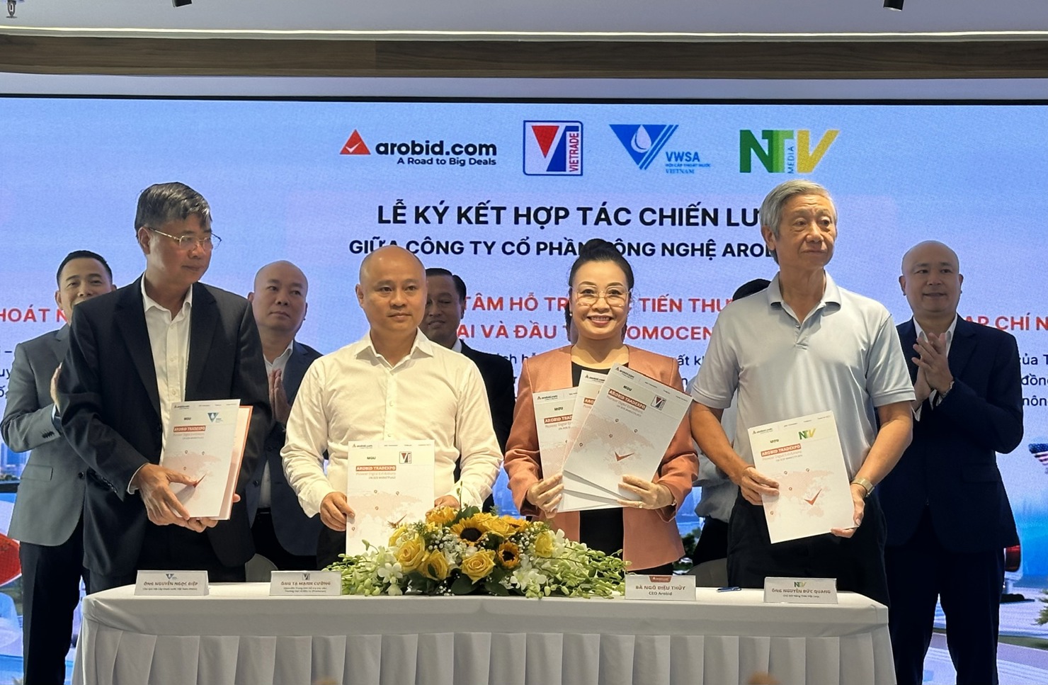 Các doanh nghiệp ký kết hợp tác chiến lược tại sự kiện sáng 8/8/2025