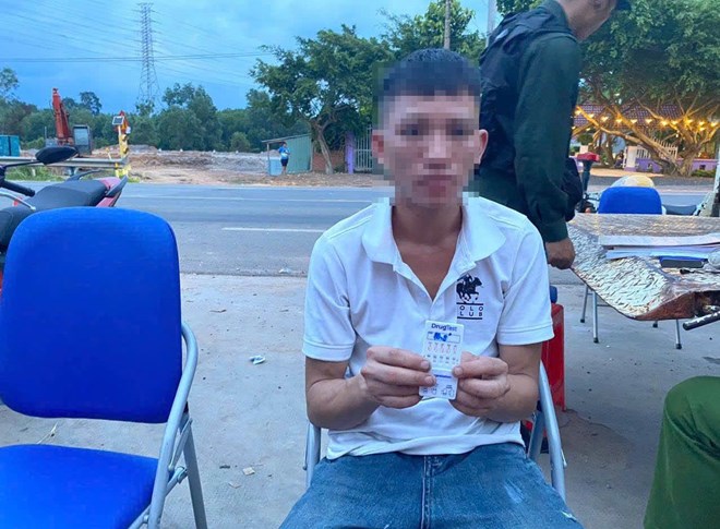 Phát hiện 1 nam thanh niên ở Đồng Nai chạy xe máy có nồng độ cồn và chất ma túy