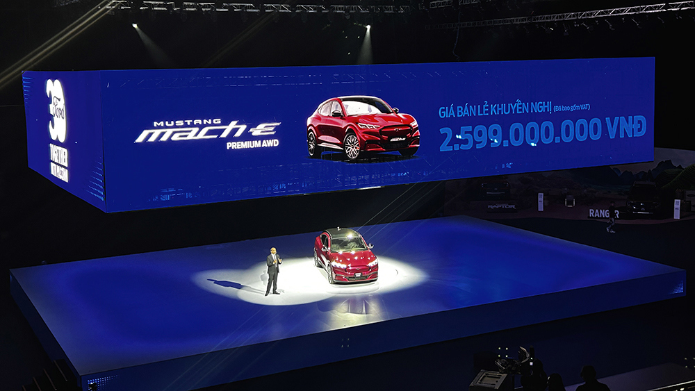 Ford mở rộng phổ sản phẩm hiện đại với việc ra mắt mẫu xe Territory phiên bản mới và mẫu xe thuần điện Mustang Mach-E. Những dòng xe mới này thể hiện cam kết của Ford trong việc tích hợp công nghệ thông minh, nâng cao trải nghiệm khách hàng và củng cố vị thế dẫn đầu trong hành trình đổi mới sáng tạo.