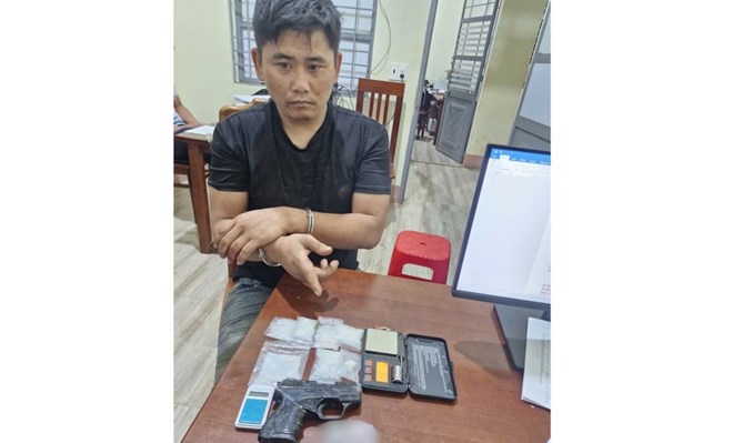 Bắt đối tượng cất giấu 6 túi nilon ma túy và súng ngắn